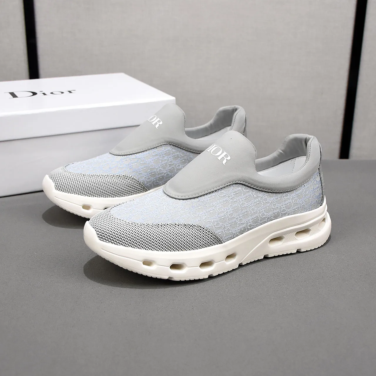 PP420🍒🍒🍒Dior's new 🆕low-cut casual sneakers, made of breathable mesh, with brand signature details on the shoe collar to enhance style. Fashionable and versatile, it can complement any look. With a sophisticated design that is both dynamic and modern, this new must-have shoe adds a new dimension to Dior's legacy, displaying modern elegance. Men's shoes 38-44 45🉑️customized
